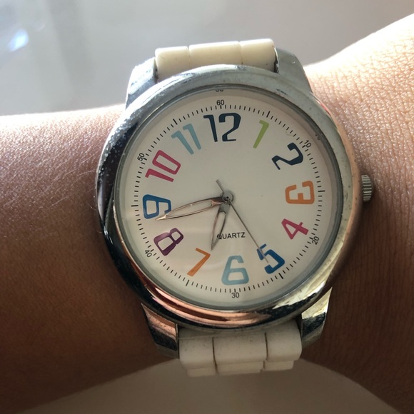 🌈 QUARTZ WATCH WITH WHITE RUBBER WRIST BAND 🌈 - Picture 1 of 6